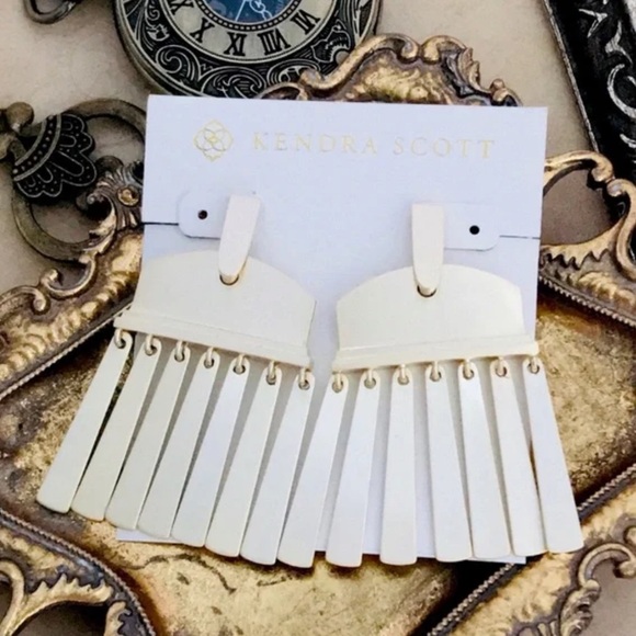 KENDRA SCOTT • Layne Lightweight Fringe Earrings - Picture 3 of 3